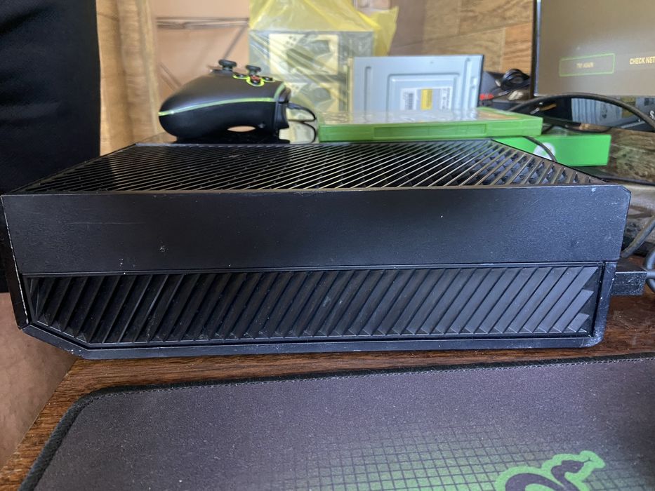 Xbox One 500GB + Геймърски джойстик + Подарък игра FIFA 17