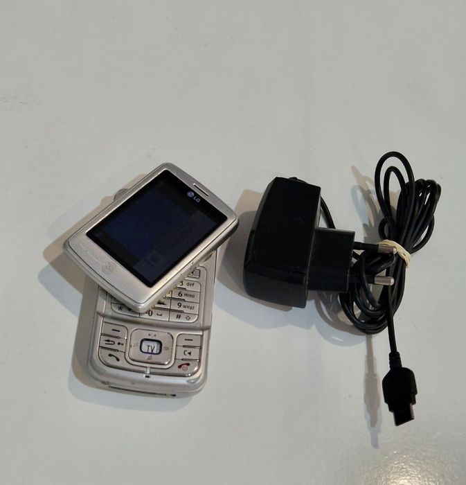 Telefon lg cu display rotativ