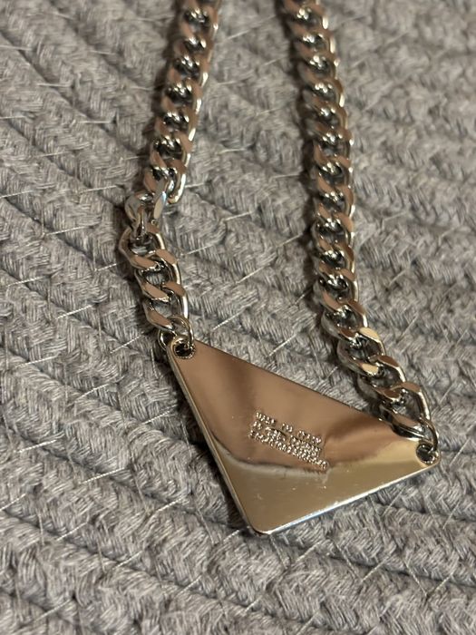 Prada Symbole Triangle колие с триъгълна висулка от нераждаема стомана унисекс черно и сребристо