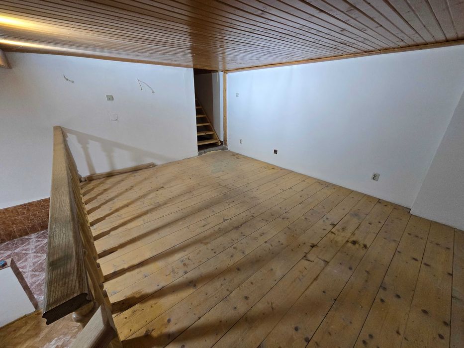 Vând apartament la casă