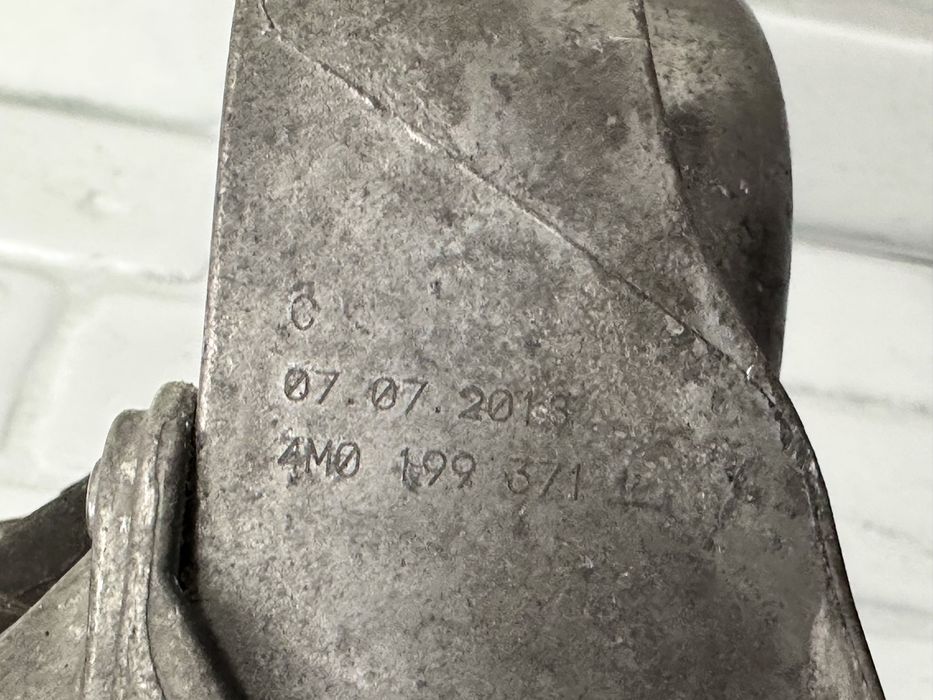 Ляв тампон двигател AUDI A6 A7 A8 Q7 3.0 Бензин 4M0199371FE