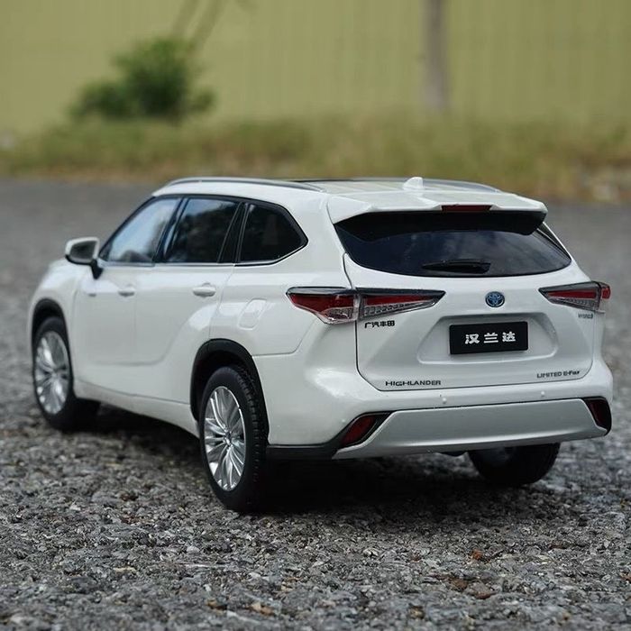 Toyota higlander hybrid 1:18 modeli birga bir(o’yinchoq)