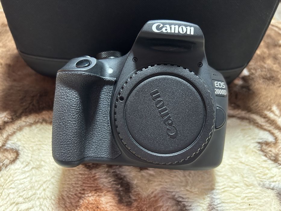 Canon EOS 2000D + obiectiv 18-55mm, stare ca nou.