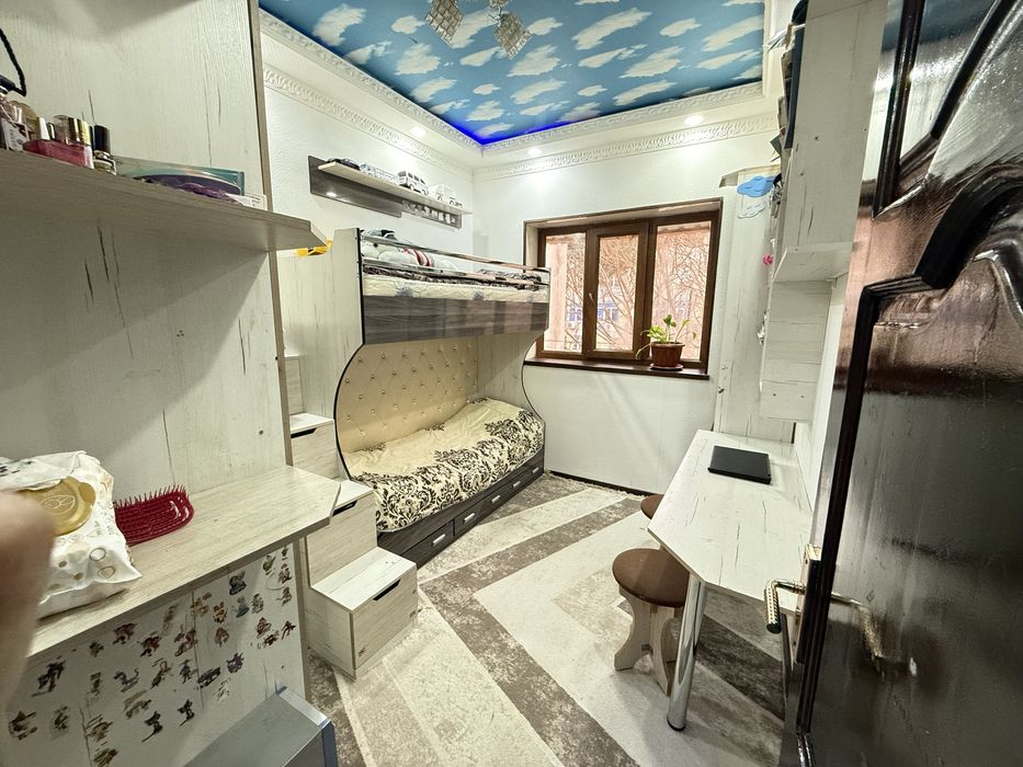 Уй сотилади 2- қават 3 хона юбилейни офис маркет орқасида