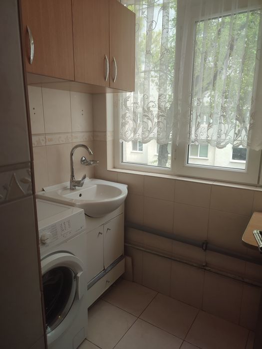 Propietar,închiriez apartament cu o cameră,decomandat in Nicolina 1
