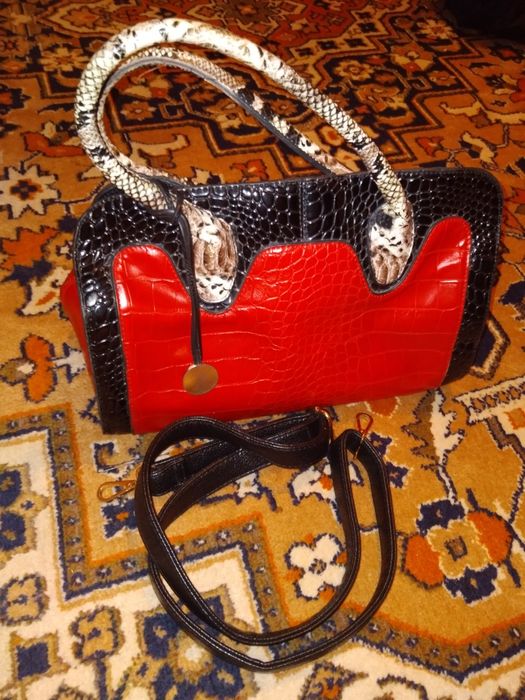 Қоңыр қызыл сумка