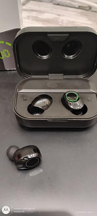 Блутут слушалки с кутия