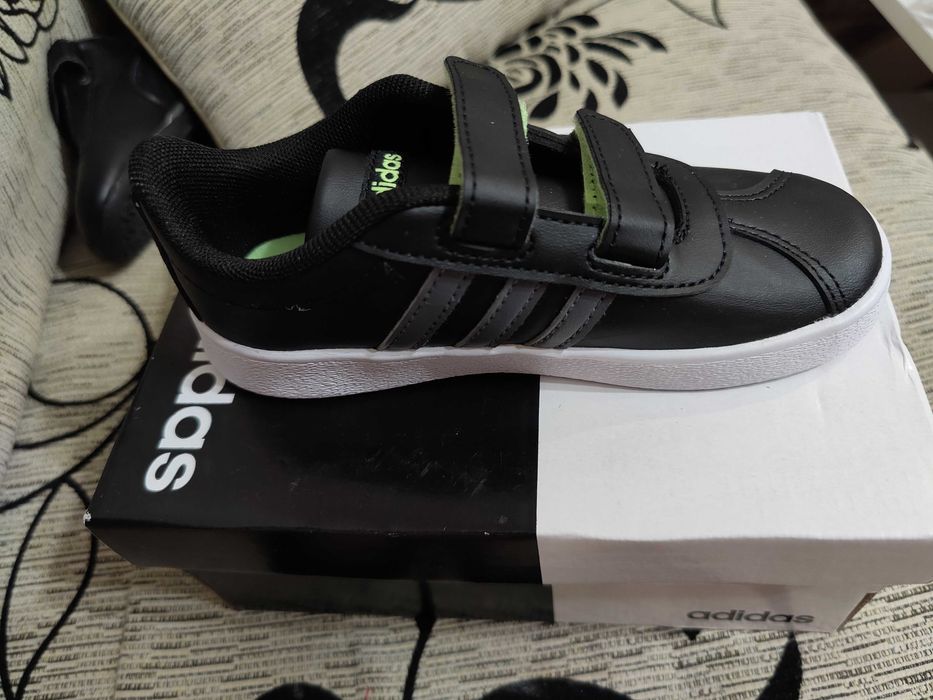 Маратонки адидас