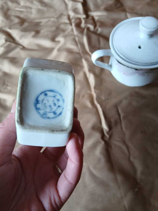 Чаши чинии и вази