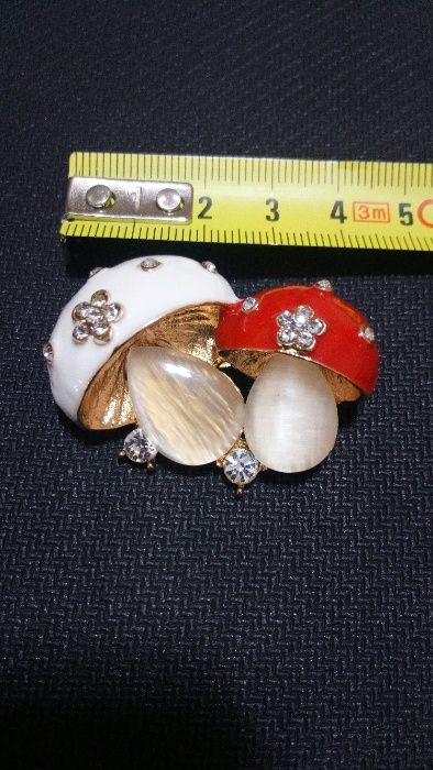 Брошка - седеф и лак.