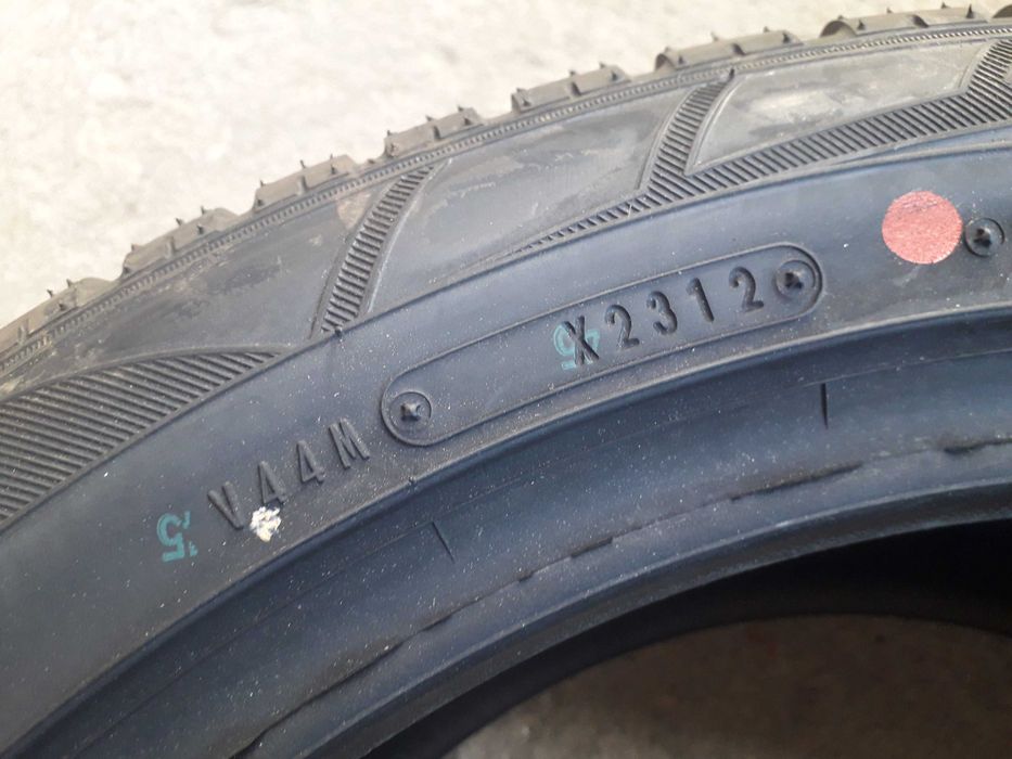 2 Нови зимни гуми R17 215/50 Falken HS449 EuroWinter 95V M+S ExtraLoad
