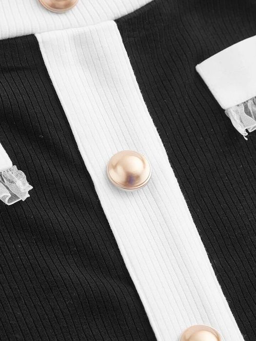 Rochie scurtă tricotată umerii goi cu nasturi aurii