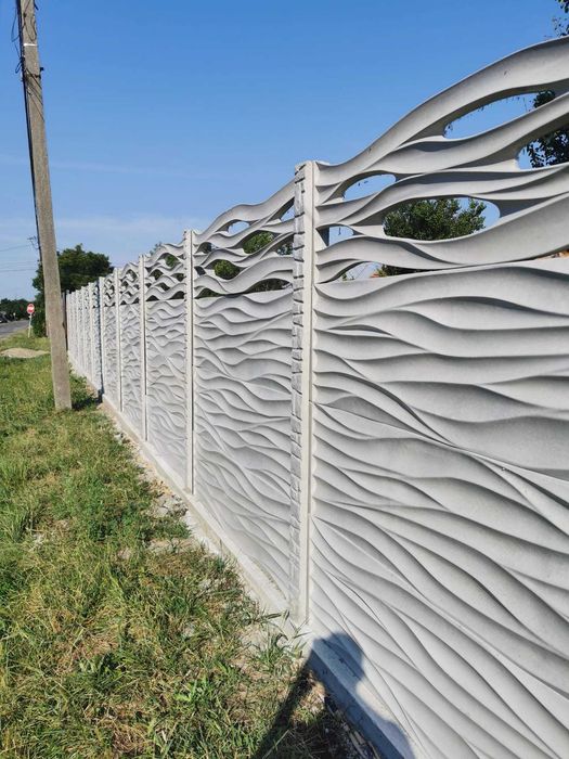 Gard din placi si stalpi de beton