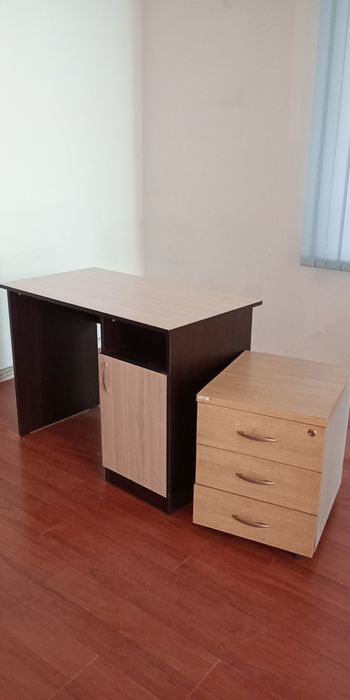 Продавам офис мебели
