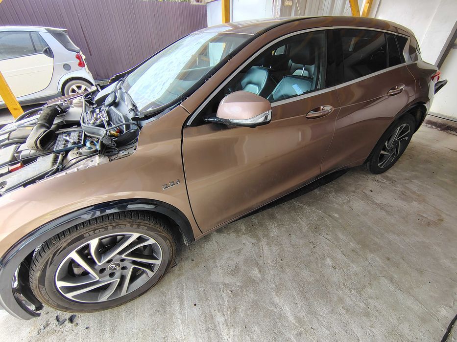 Vând Infiniti q30 avariat