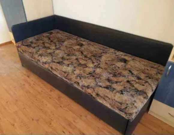 Canapea Recameu Pat extensibil 190 x 80, se extinde în lateral, este julit intr-un colt, trebuie sters de praf, dar se aduna si se extinde perfect