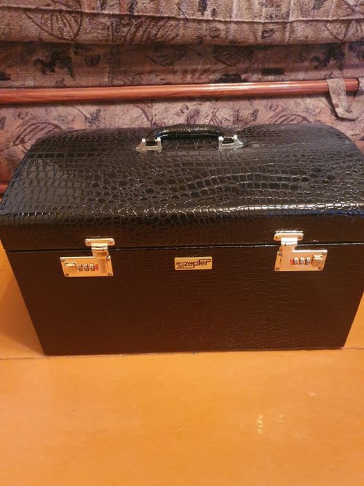 Продаю столовый набор в кожанном чемодане.