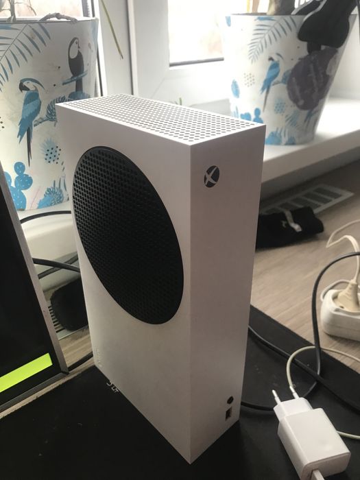 Продам xbox series s с играми