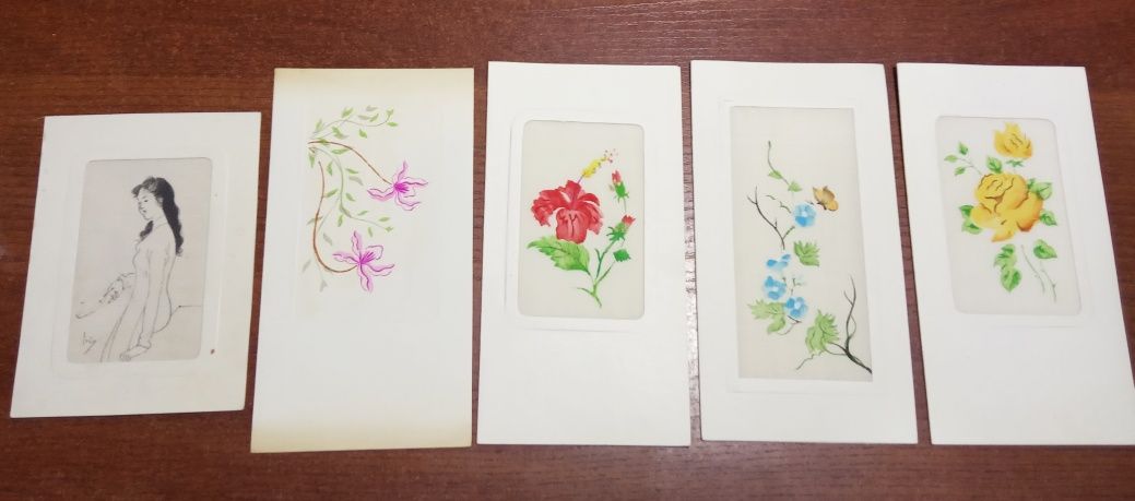 Три розовые гвоздики с шелковой лентой, букет на белом фоне, открытка на День матери