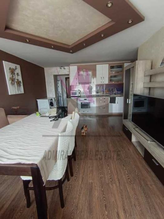 Страхотен -тристаен -Левски