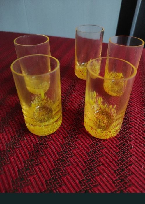Pahare, diferite modele, diferite culori, noi nouțe în ambalaj.