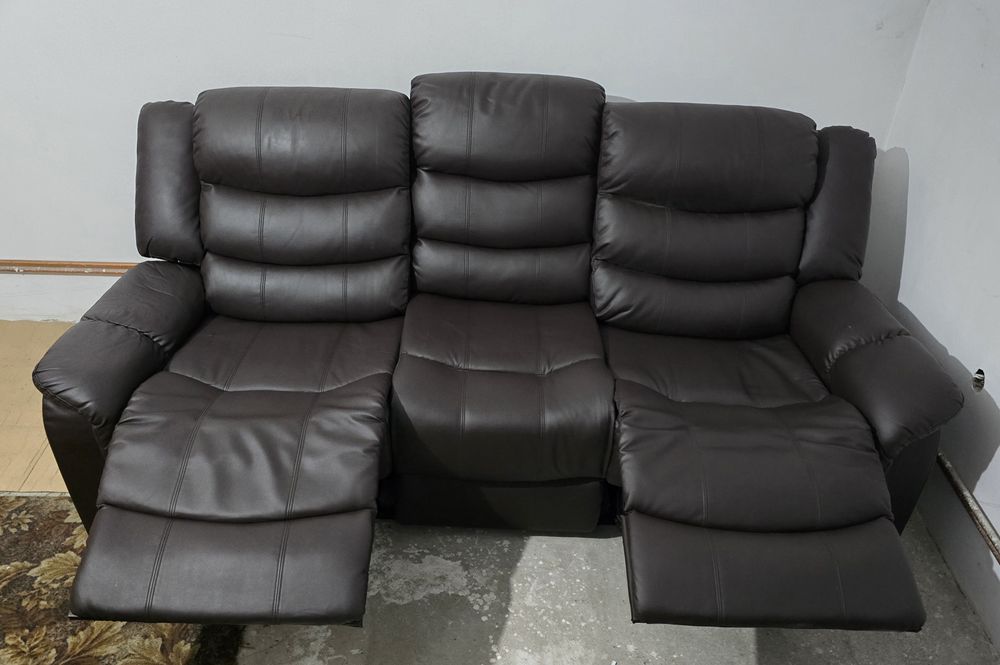 Canapea cu recliner și suport pentru picioare impecabilă - ca nouă