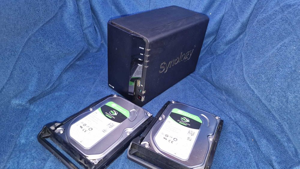 NAS Synology DS218+ + 2x1TB Seagate Barracuda (2TB total)