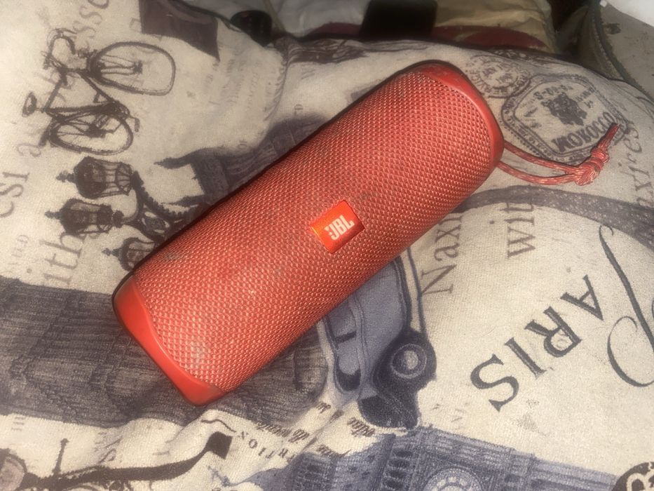 продам музыкальная колонка JBL оригинал