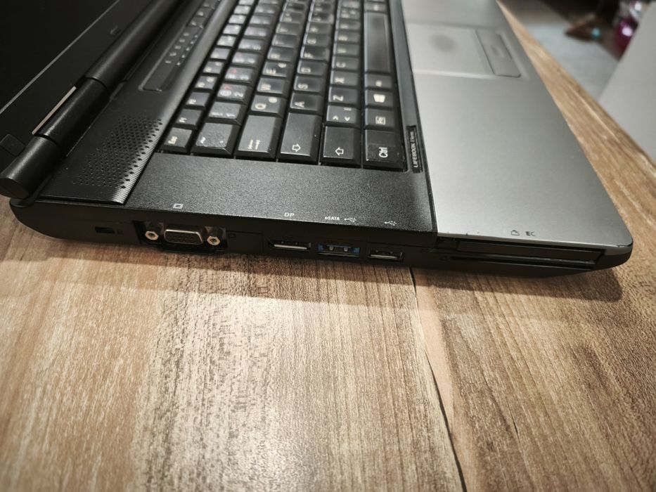 Лаптоп Fujitsu LifeBook E752 повреден, за части