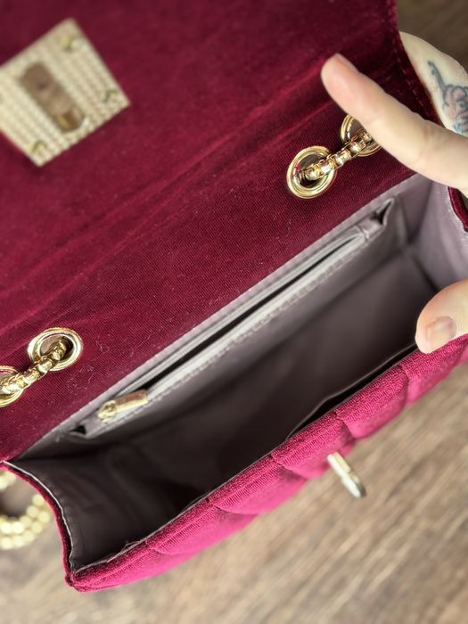 Малка чанта със златиста верижка