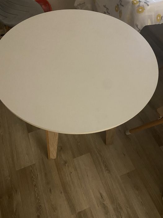 Круглый обеденный стол