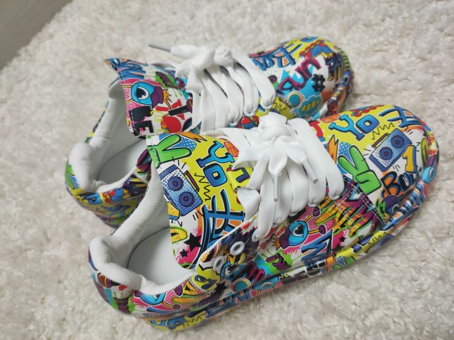 Кроссовки яркие классные