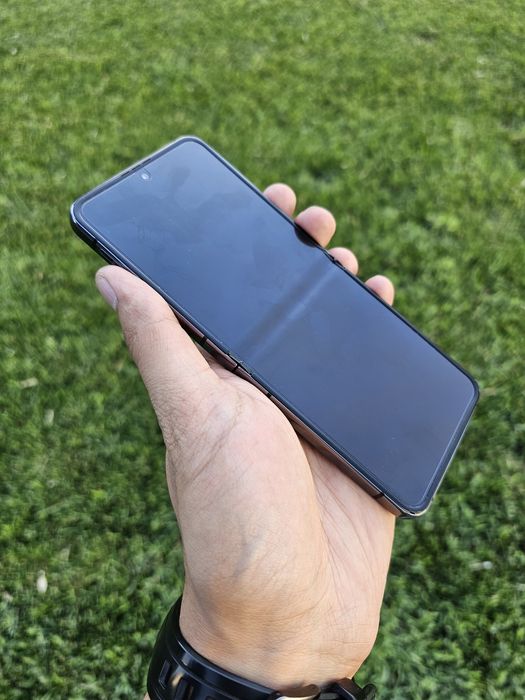 Samsung Galaxy Z Flip 5 5G. OzU 8/256 GB. Garantya bor. Toza telefon