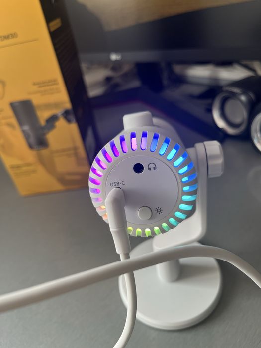 Микрафон белый с подсветкой