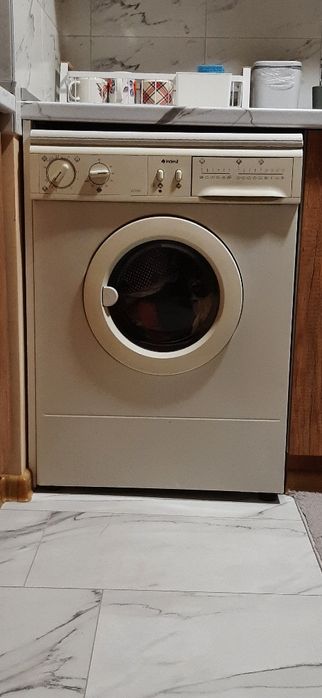 Продавам Пералня INDESIT