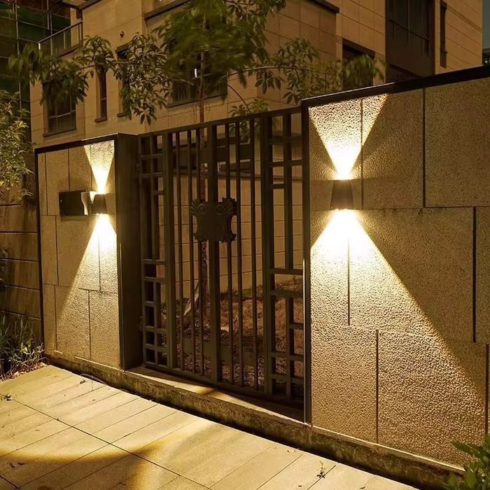 Соларна стенна лампа с двустранно осветление - модерна LED декорацият