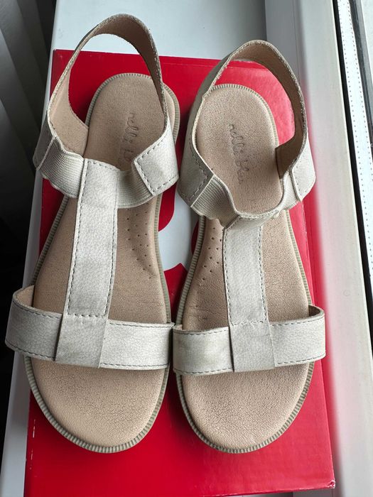 Vând un set de 3 perechi de încălțăminte pentru fetiță mărimea 33: