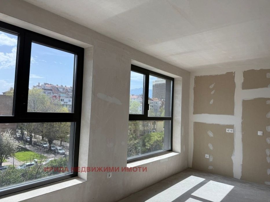 Тристаен апартамент до Руски паметник с  АКТ 16!