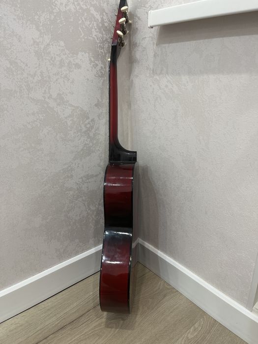 Гитара, хорошо работает