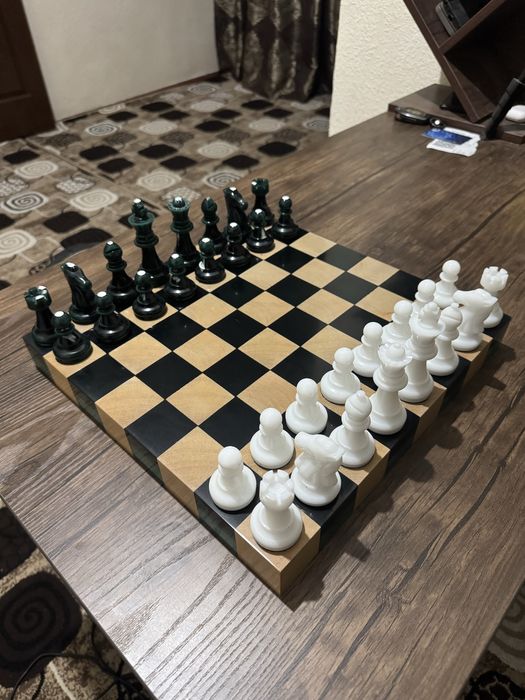 Шахматы ручной работы из смолы и дерева