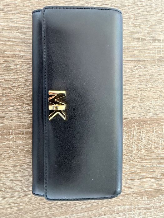 MK portofel piele, culoare negru cu sistem închidere auriu