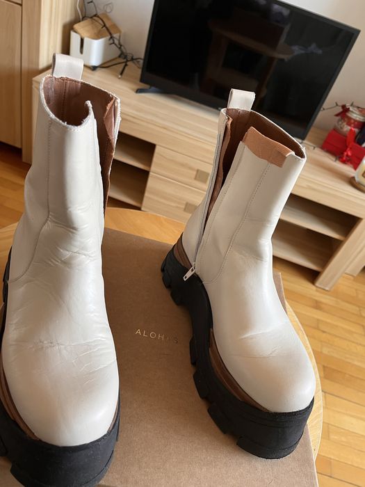 Ghete Alohas 38, piele, purtate de 3 ori, au un mic defect- vezi poza