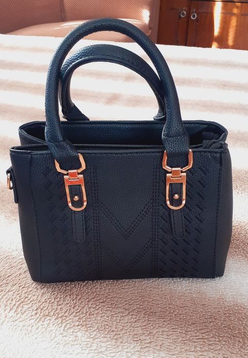 Продавам - Дамска, черна кожена чанта.