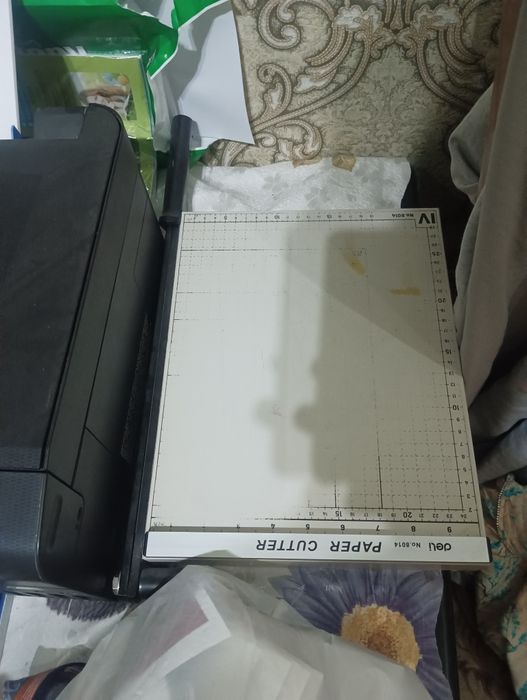 Printer laminat alarat va qogoz kesadigan.