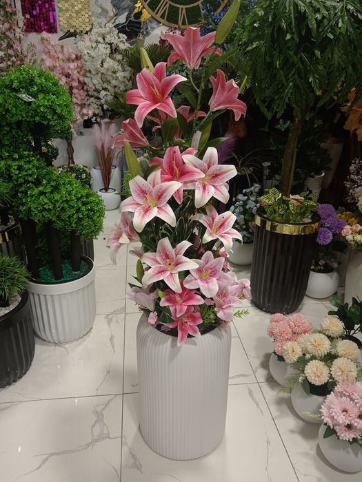 Sun'iy gullar va daraxtlar.