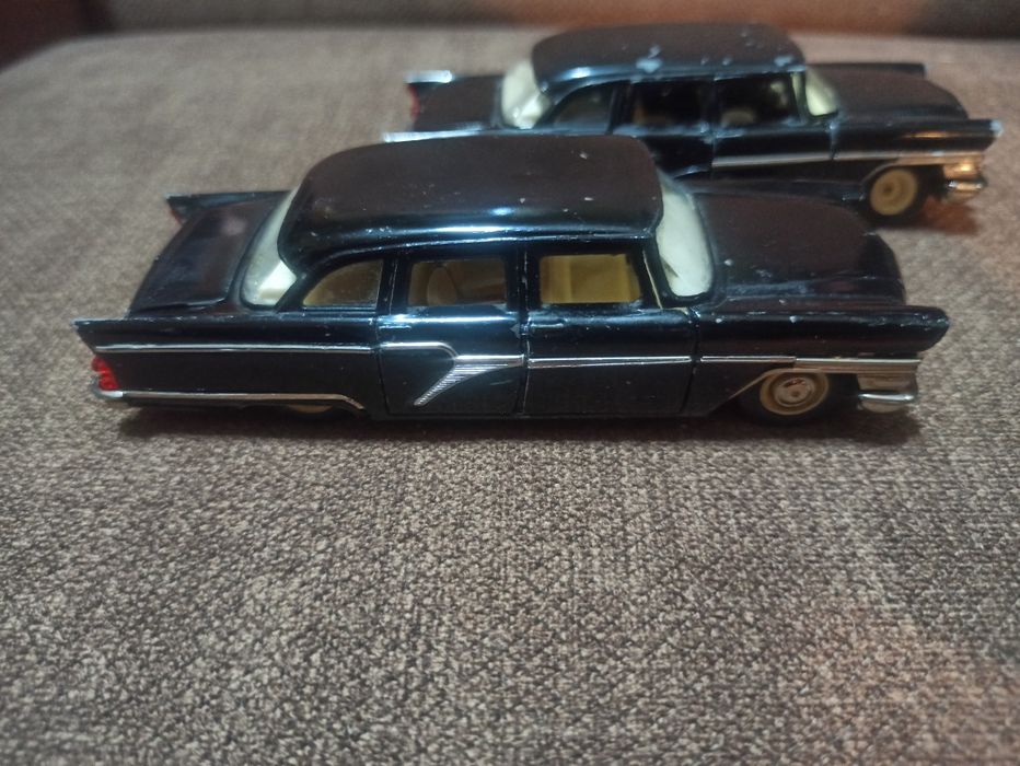 Две модели Чайка Газ 13 СССР