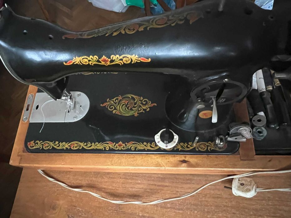 Vand masina de cusut electrica ruseasca in stare buna de functionare