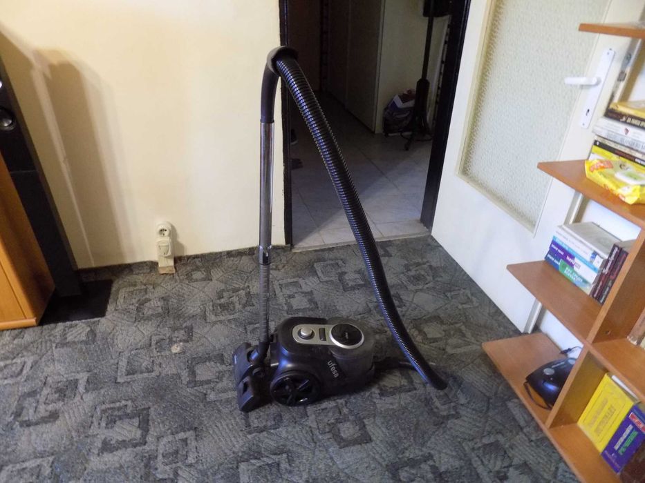 Грамофон "AUNA" и прахосмукачка "UFESA"Общо - 150 лв.