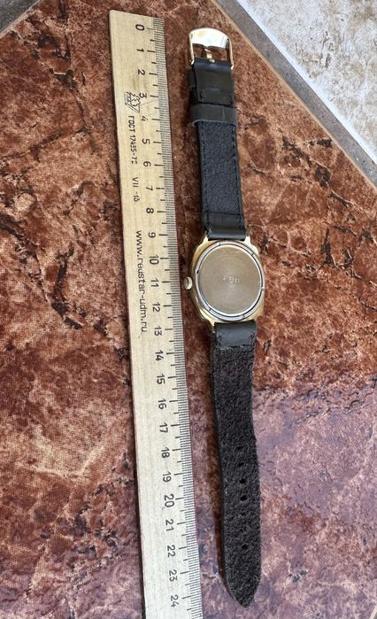 Сьветски механичен рьчен часовник Луч,позлатен ,80 години