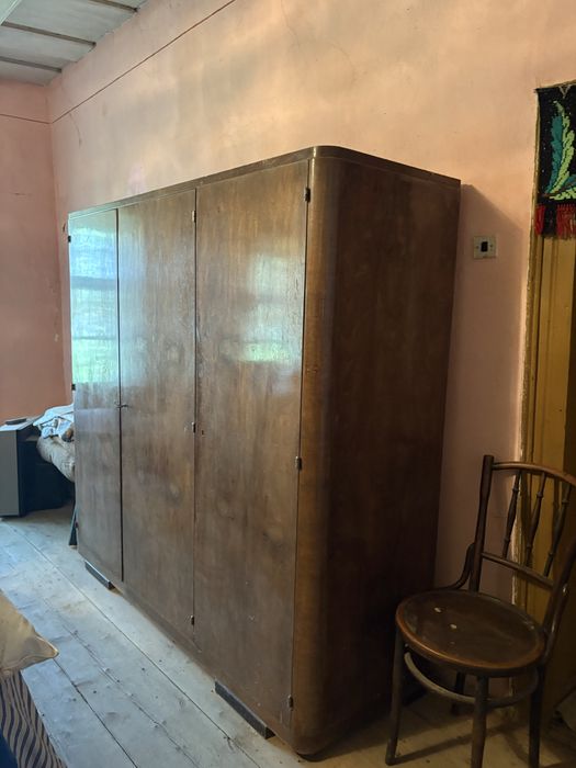 Vand mobilier vechi , ladoi , carpete cusute manual , multe lucru vechi de 100 de ani